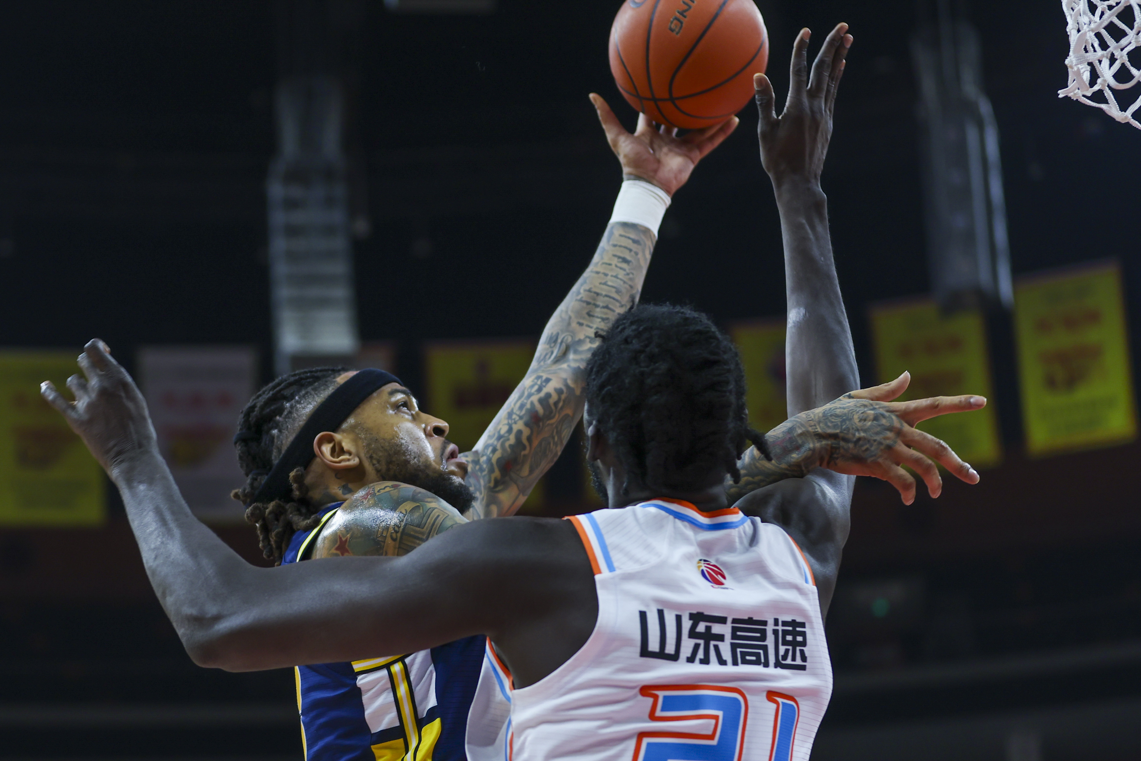 球员们在比赛中展现出了超强的技术和拼搏精神的简单介绍 球员们在比赛中展现出了超强的技术和拼搏精神的简单介绍