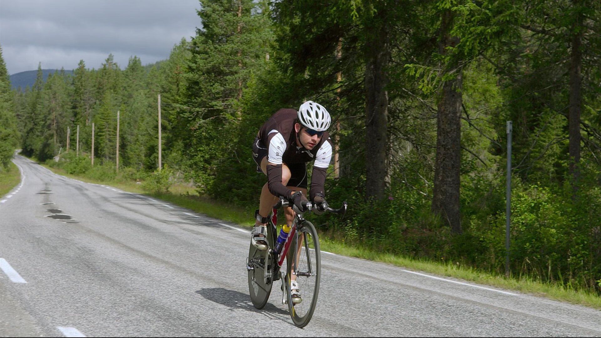 乌拉圭风暴席卷拜耳竞技场,孔德在团队荣耀中升起巨星旗帜